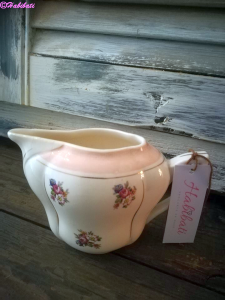 Kannetje met rose rand en bloemetjes