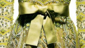 foto van een jurk van Dior met kostuumsieraden