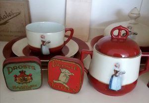 onderdelen van het Bakers cacao servies en vierkante dorste toffee blikjes