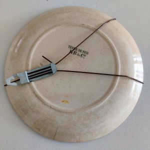 Achterzijde Frans sierbord met merkteken 